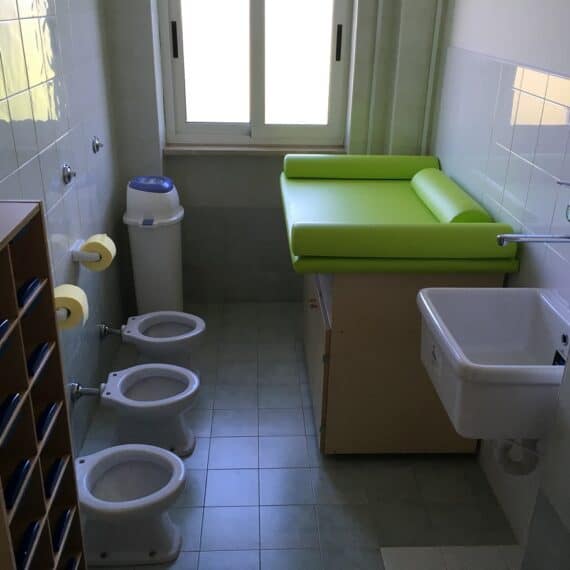 Realizzazione dei bagni per gli ospiti medi e grandi dell'asilo nido bimbi tra gli ulivi a cura dell'architetto Virgili