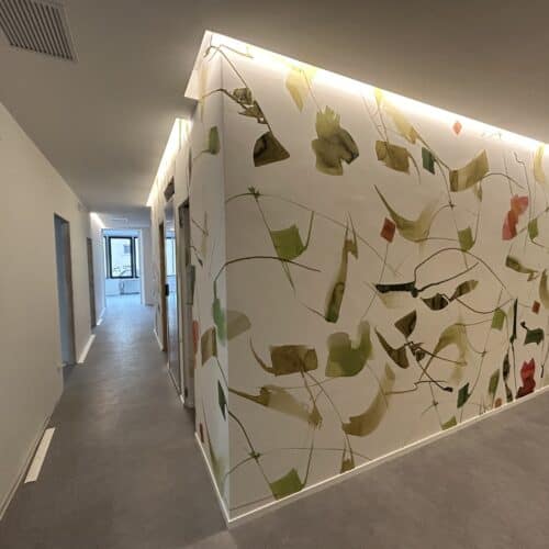 Progettazione uffici Roma corridoio con illuminazione LED e pareti decorative