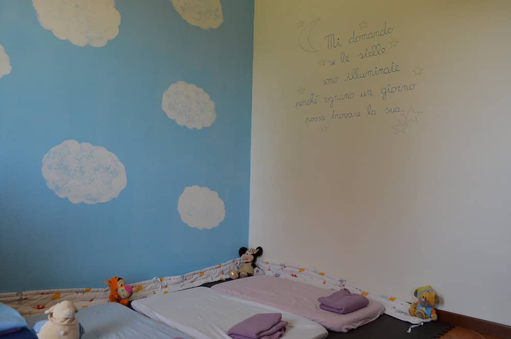 Stanza del sonno asilo nido Roma con decorazioni a nuvola