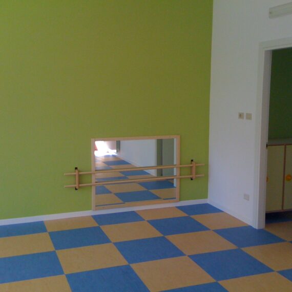 Sala attività asilo nido Roma con pavimentazione colorata