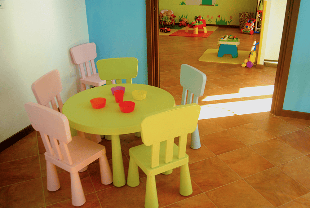 Sala pranzo asilo nido Roma con tavoli a misura di bambino